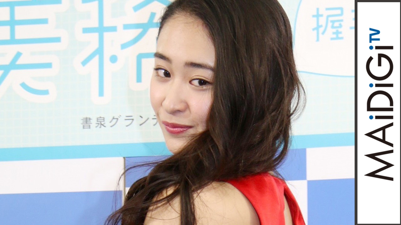 柳美稀 戦隊ヒロインが 美背中 披露 セクシー写真集に共演者 ウォー 写真集 柳美稀写真集 空色 発売記念イベント2 Mask9 Com