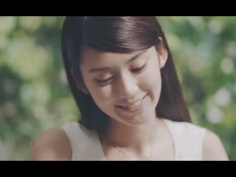 爽健美茶、美音ボトルCMでピアノを弾く美人女性は誰?