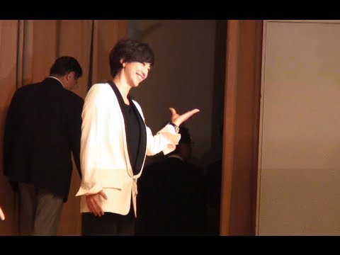 滝川クリステル凱旋帰国 "おもてなし"を披露
