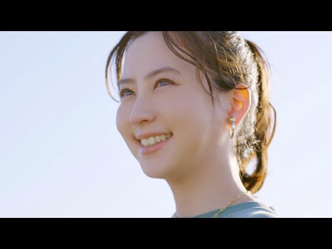 河北麻友子、日帰り手術で瞳キラキラ ヨガを楽しむ姿も/スター・サージカル「ICL治療」CM