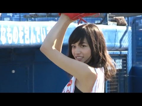 川口春奈が真剣に練習 ノーバン始球式なるか? 「ミルージュ飲んでゴキュン! ナイター」始球式(2)