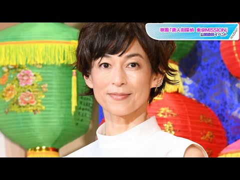 鈴木保奈美、スカート見えパンツで大人のホワイトコーデ 靴とアクセでおしゃれ度アップ