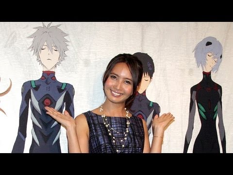 加藤夏希、エヴァ等身大フィギュアに敗北感?「エヴァンゲリオン展」特別内覧会