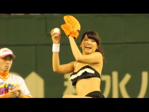 久松郁実、水着で始球式!“ノーバン”ならず