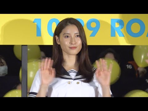 土屋太鳳、26歳のセーラー服に照れ「まさかこんなにマスコミの方が」 映画『アイの歌声を聴かせて』「土屋太鳳ファンクラブ限定特別イベント」