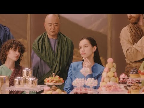 水原希子、”最後の晩餐”の中にタイムスリップで暴飲暴食⁉『CocochiCosme』新TV-CM「最高級の晩餐」篇