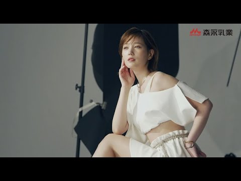 本田翼、スラッと美脚を披露!キュートな笑顔で見つめる 『ギリシャヨーグルト パルテノ』CM