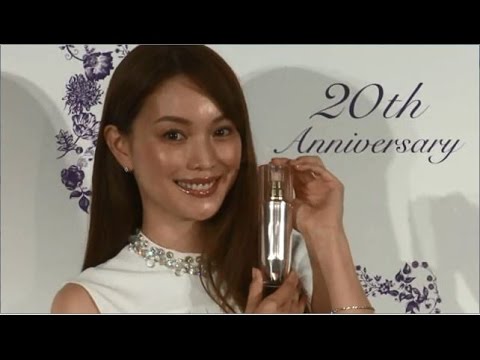 蛯原友里さん、秘蔵写真を新ブランドムービーで公開 「ベネフィーク」20周年記念 新製品発表会