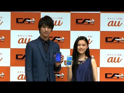 福士蒼汰、杉咲花からサプライズ祝福 au新CM発表会