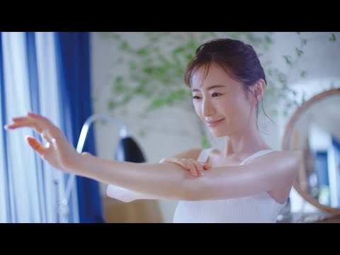 松本まりか「鎖骨に自信」、デコルテ&美脚に“うるおいつやライン”(CM ニベア プレミアムボディミルク モイスチャー/松本まりか)