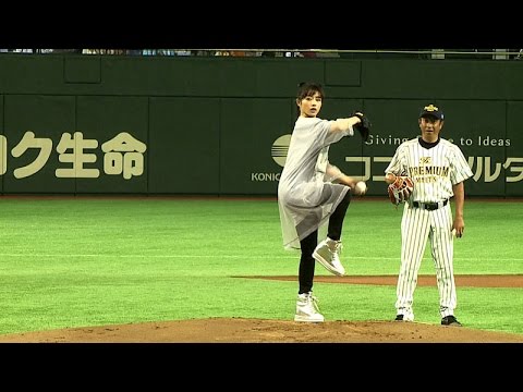 石原さとみ、大暴投の始球式でやり直し懇願 『サントリー ドリームマッチ2014』始球式