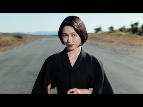 二階堂ふみ、ブラックを身にまといシックに登場! Salesforce新TVCM『次の世界へ。 つながる編』公開
