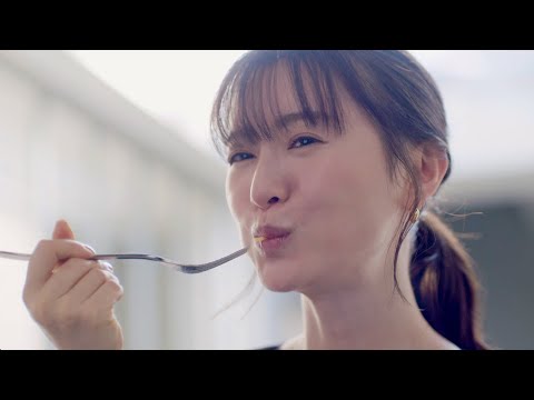 松本まりか、一口ごとに感動!鳥羽周作シェフの料理に舌鼓/ハインツ「大人むけのパスタ」Web動画