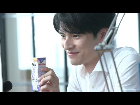 岡田健史、鍛えられた“美”胸筋がシャツの上からでもクッキリ!