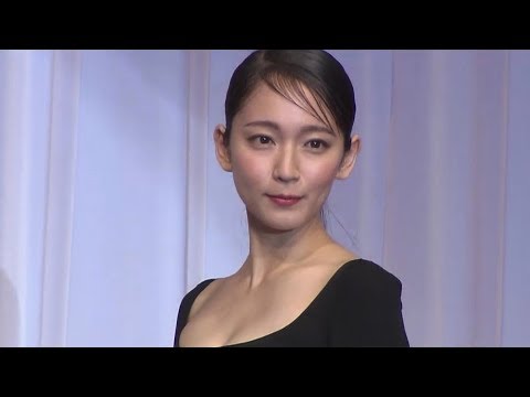 吉岡里帆 デコルテを見せたドレスで登場