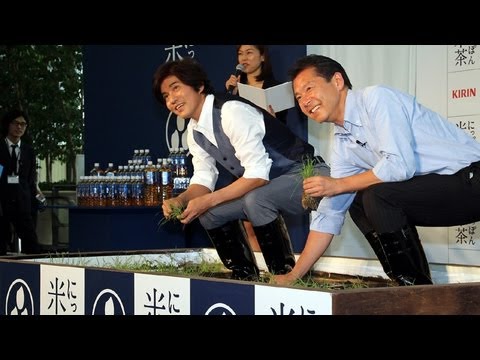 佐藤浩市、田植えに初挑戦 「キリン にっぽん米茶」CM発表会2
