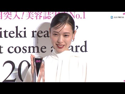 戸田恵梨香、結婚後初の公の場は純白ワンピ(贈賞式 美的ベストコスメ大賞/戸田恵梨香)