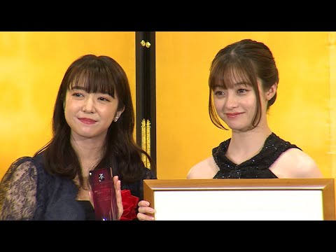 千尋役の橋本環奈&上白石萌音、「全員で受賞」に感謝 「千と千尋の神隠し」が菊田一夫演劇大賞(授賞式 第47回 菊田一夫演劇賞 /橋本環奈 上白石萌音)