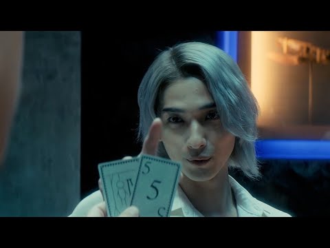 横浜流星、三浦翔平を見つめてカードを選ぶ!「どっちかな~?」 映画『嘘喰い』「100万円争奪企画動画第1弾」公開