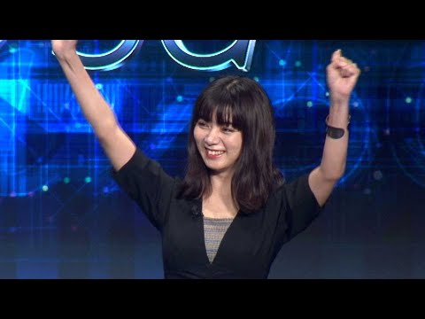 池田エライザ、“バーチャルエライザ”を体験(au 三太郎/桐谷健太 松田翔太)