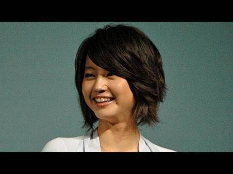 堀北真希さん ホマキ流ケータイ健康法を披露