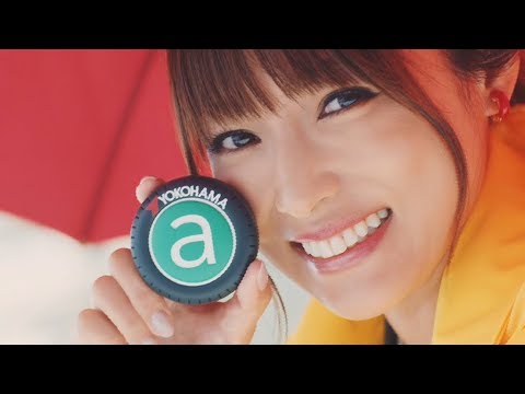 深田恭子、レインコート姿でにっこり