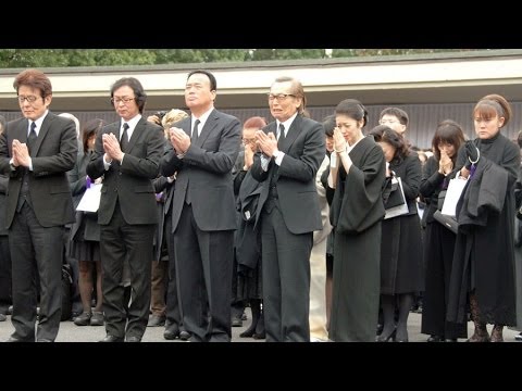 島倉さん葬儀に3000人 石川さゆり、山田邦子ら涙のお別れ