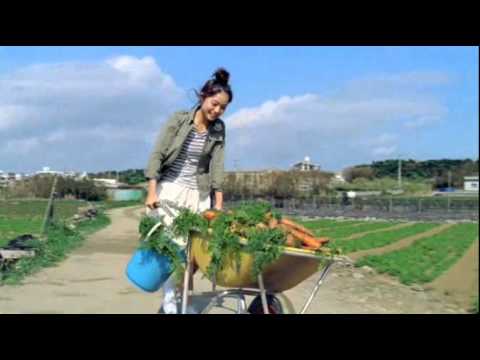 宮﨑あおい CM earth music & Ecology 2011 Spring 「にんじん抜く」篇30sec.