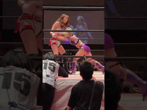 遠藤有栖が赤井沙希と荒井優希に捕まり、乃蒼ヒカリがカットするも相手が一枚上手で遠藤の重いドロップキックが乃蒼の土手っ腹に誤爆! 東京女子プロレス「東京プリンセスカップ」 2022年8月14日