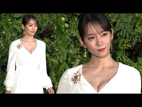 吉岡里帆、胸元開いた白ドレス姿で魅了 ティファニー「ブルー ブック 2022:ボタニカ」フォトコール
