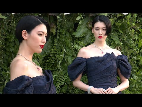 三吉彩花、総額6億超えジュエリー着けてゴージャスに登場 背中&デコルテ強調のドレス姿! ティファニー「ブルー ブック 2022:ボタニカ」フォトコール