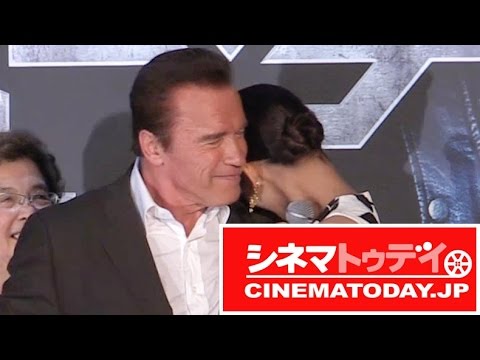 シュワちゃん、西内まりやと抱き合う映画『ターミネーター:新起動/ジェニシス』ジャパン・プレミア