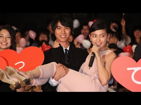 川口春奈がお姫様だっこ!「好きっていいなよ。」初日舞台あいさつ 映写機トラブル、マイクトラブルも発生! #Say I love you #movie
