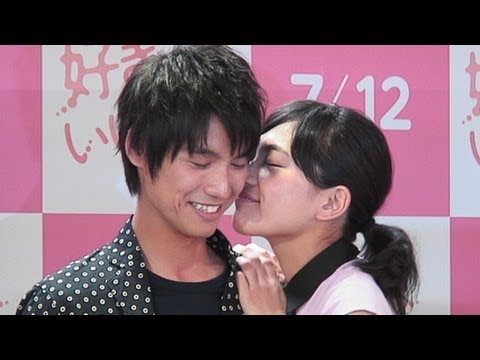 川口春奈、福士蒼汰のほっぺにチュッ!映画『好きっていいなよ。』キスの日特別イベント