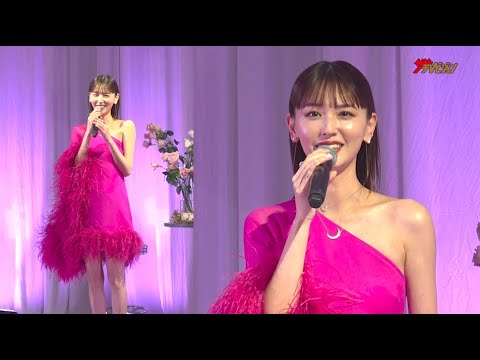 鈴木えみ、美脚輝くピンクドレスで魅了!クリスマスの苦い思い出告白「○時間待たされて…」『SAISON ROSE GOLD AMEX presents Special Christmas Party』