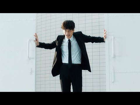 坂口健太郎、黒スーツ姿でスタイリッシュに登場!猫に話しかける姿が可愛い 「トーンモバイル for docomo」新TVCM『どっちでも/1,100円編』公開