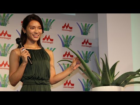 秋元才加、アロエベライメージ衣装で登場 「ALOEBENE」新商品発表会(1)