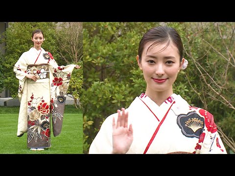 宮本茉由が晴れ着姿で23年の抱負、「目の前の仕事を全力で」 CanCam卒業は「感慨深い」【新年のあいさつ】