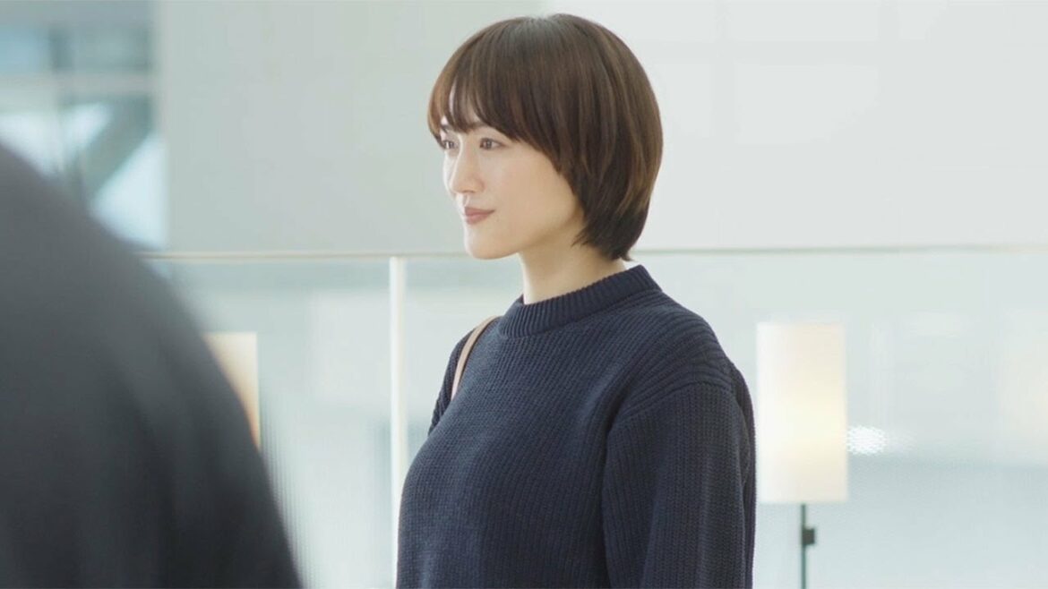 綾瀬はるか、キュートな笑顔が印象的 空港を颯爽と歩く ユニクロ新CM「LifeとWear/空港篇」メーキング&インタビュー