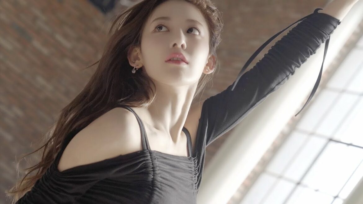 LES SERAFIM宮脇咲良、吐息を感じるダンスで初ソロCM/デジタルハリウッド大学 新CM+インタビュー+メイキング