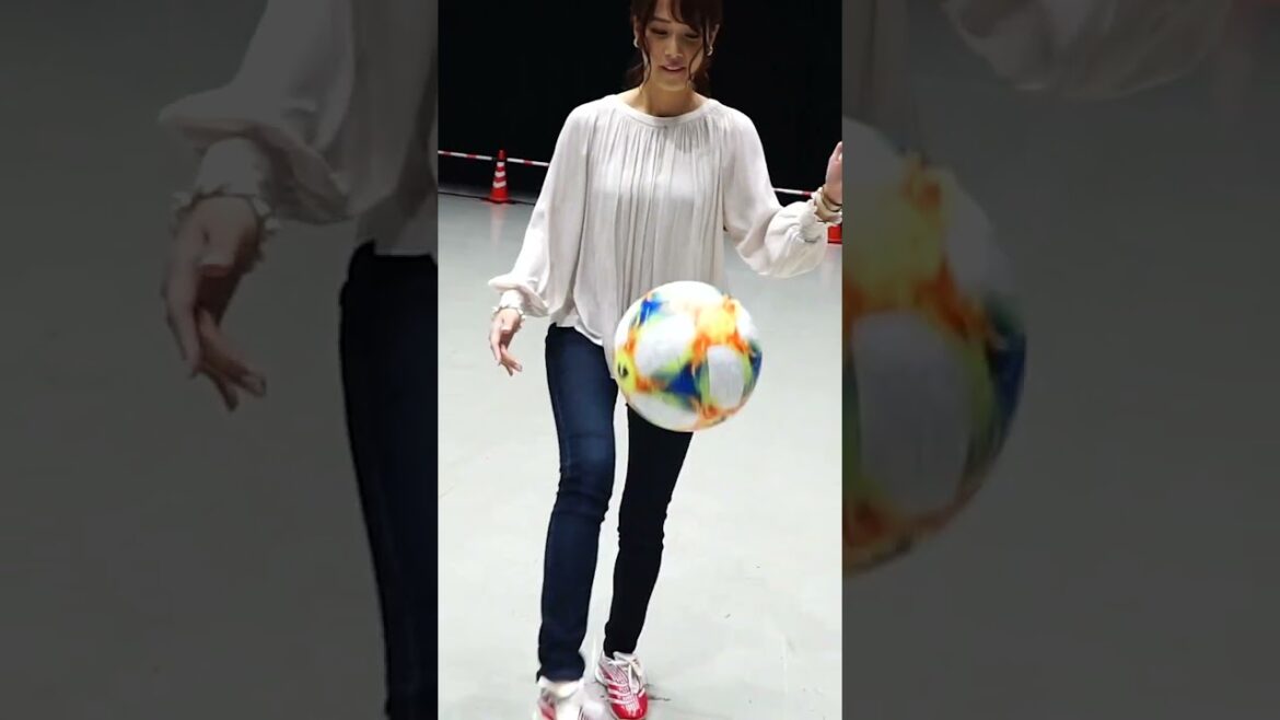 鷲見玲奈 運動神経No.1アナウンサー!? リフティングに挑戦!