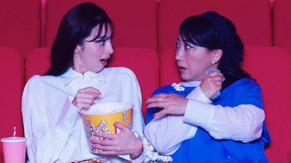 中条あやみ、あまりの怖さにポップコーンはじけさせる 隣の友近に直撃!? 「ホットペッパービューティー」新CM&メーキング