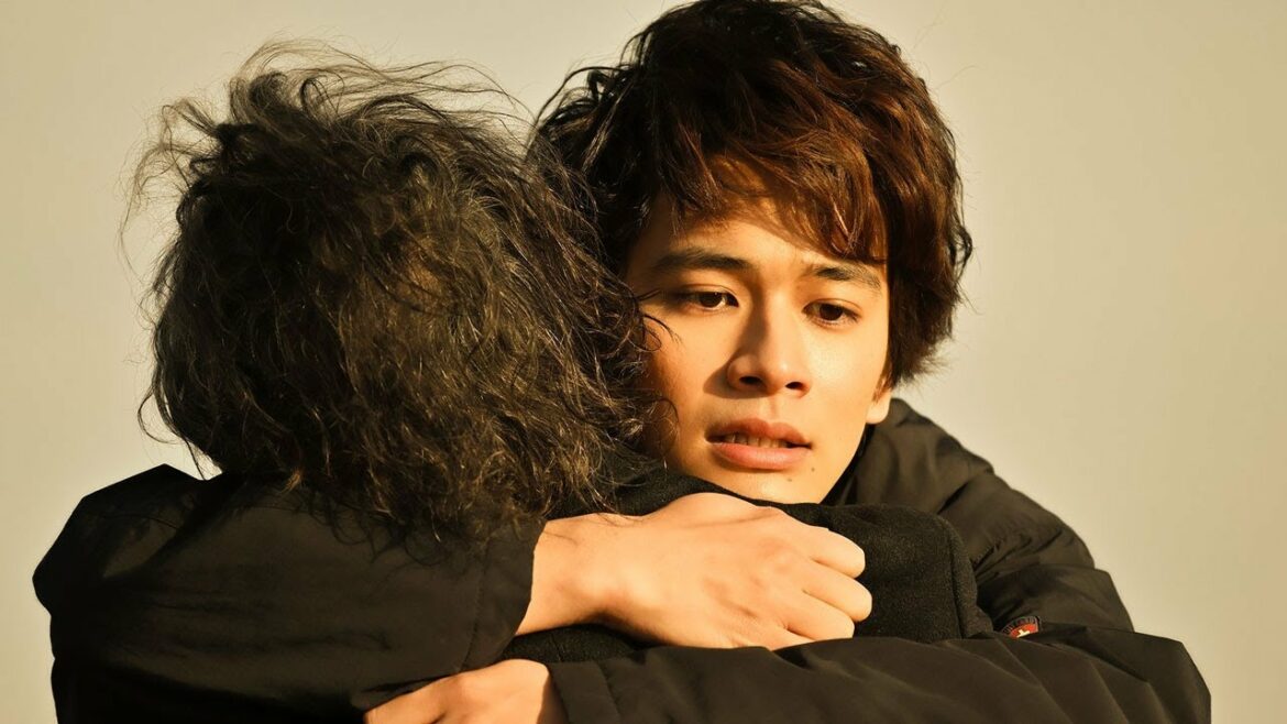 北村匠海、全力のハグ!身投げしようとするムロツヨシを止めたのは…【ドラマ『星降る夜に』8話より『星月夜』にのせて】