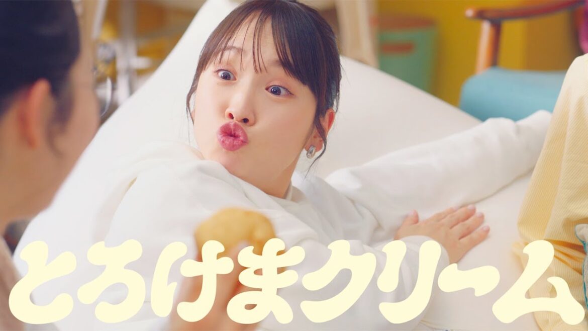 川栄李奈、新作スイーツを頬張りおどける!? ローソン「ウチカフェ」シリーズ新CM「クリーム女子会で ハピろー!」編