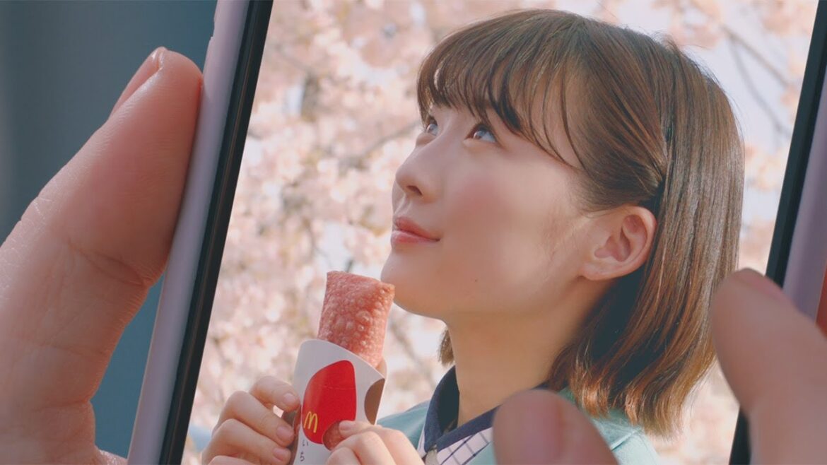 岡田将生&伊藤沙莉、満開の桜バックに写真を撮り合う! マクドナルド新CM いちご大福パイ「春は遊び心」編