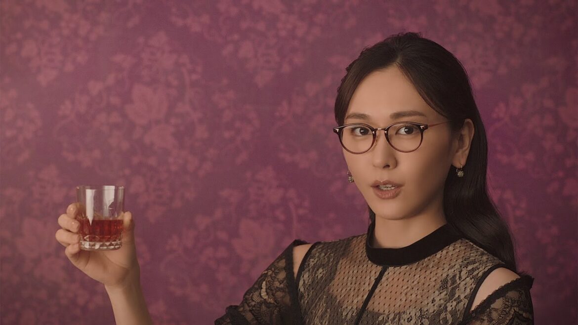 新垣結衣、大人の色気たっぷり!シースルー&メガネ姿で「ヤバいです」 「メルティーキッス」CMが公開