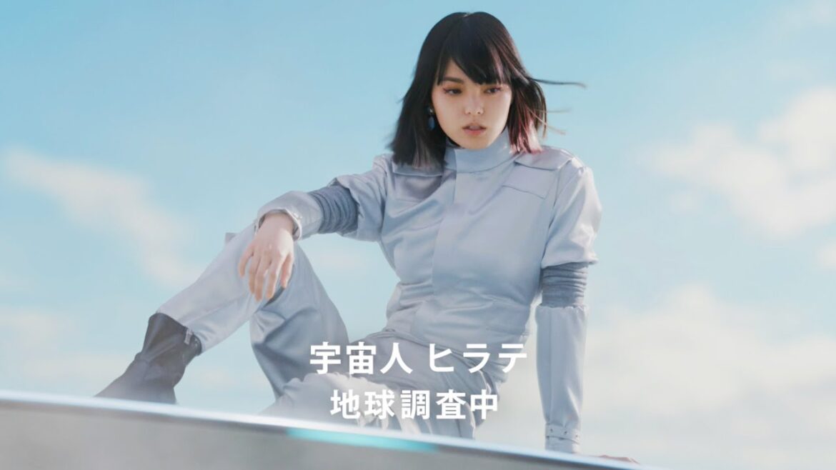 平手友梨奈、宇宙人ヒラテ役でサントリー「クラフトボス」CMに初登場!役所広司、トミー・リー・ジョーンズと共演!?