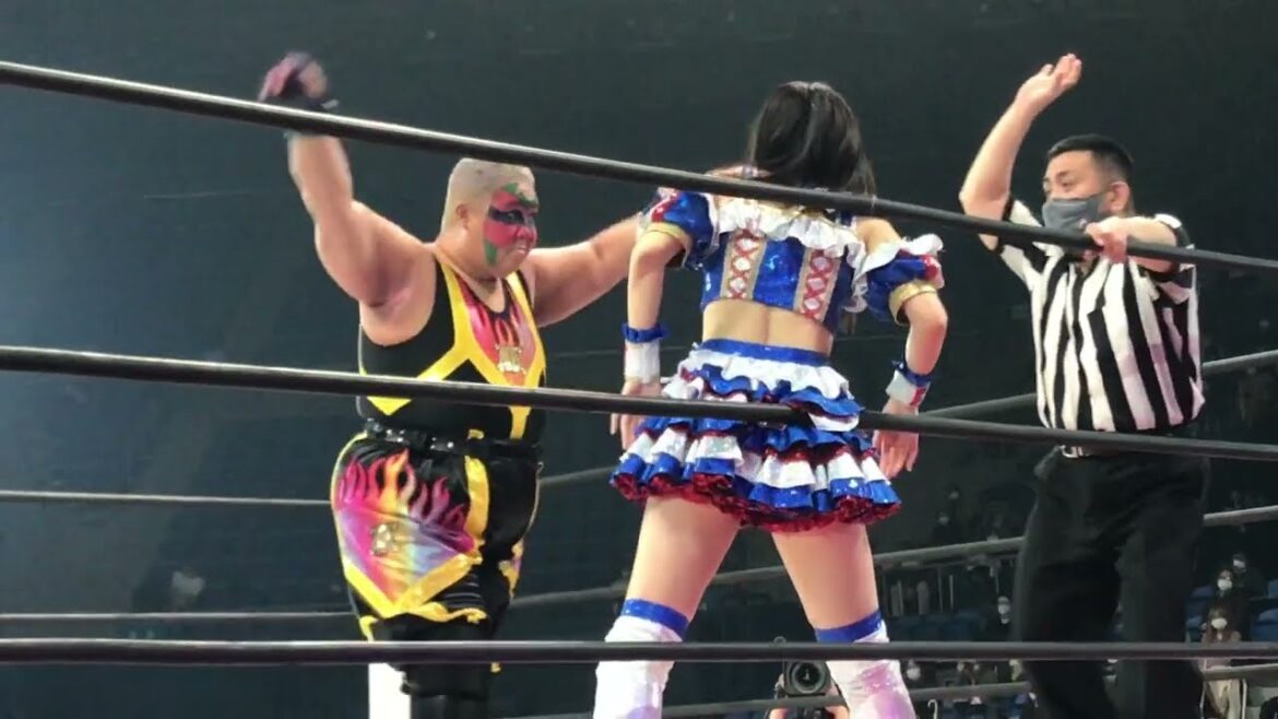 アジャコングが荒井優希をヘッドロックで締め上げる。荒井はビックブーツからドロップキック3連発を放つもアジャはビクともせずにラリアットで倒す 東京女子プロレス「GRAND PRINCESS ’23」