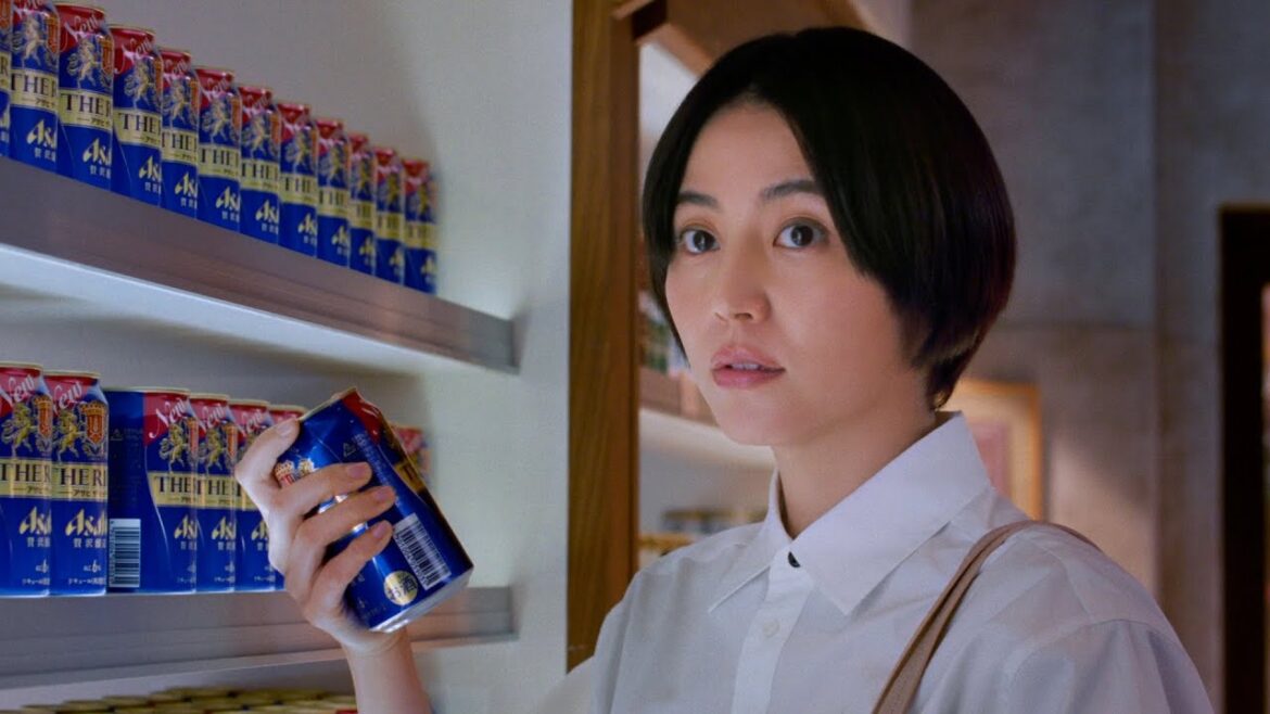 長澤まさみ、竹野内豊が店主の酒屋に来店/「アサヒ ザ・リッチ」CM+メイキング