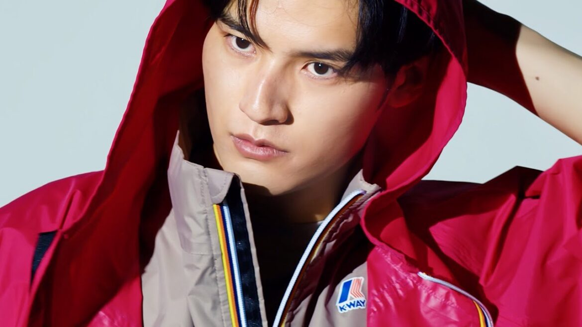 岡田健史から水上恒司へ 様々な表情でアクロバティックなポージング披露/K WAY CM+インタビュー